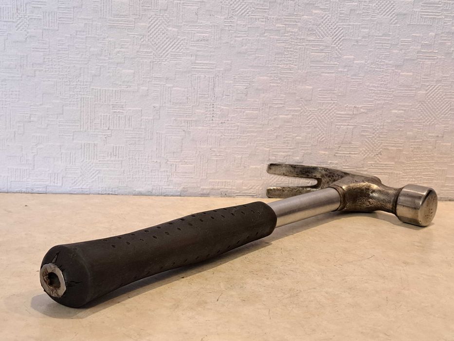 Молоток - гвоздодер времен СССР.