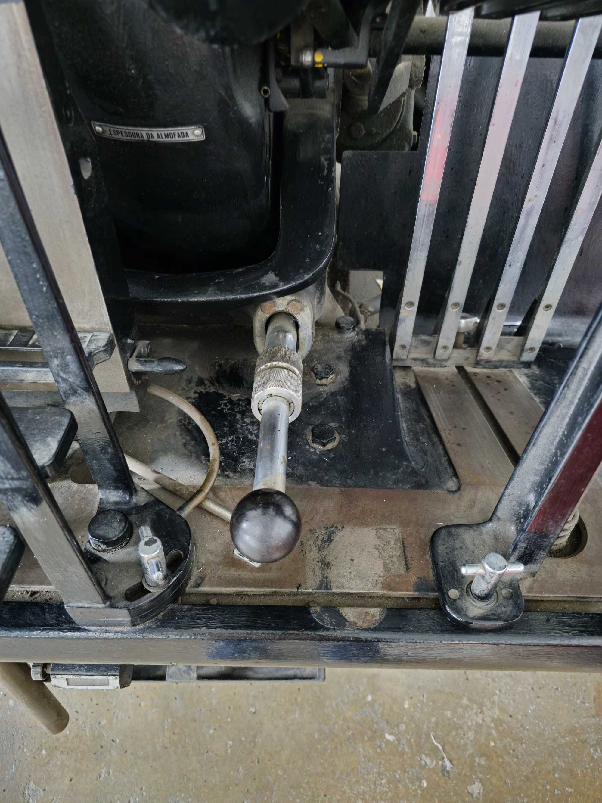 Maquina de corte e vinco com impressão