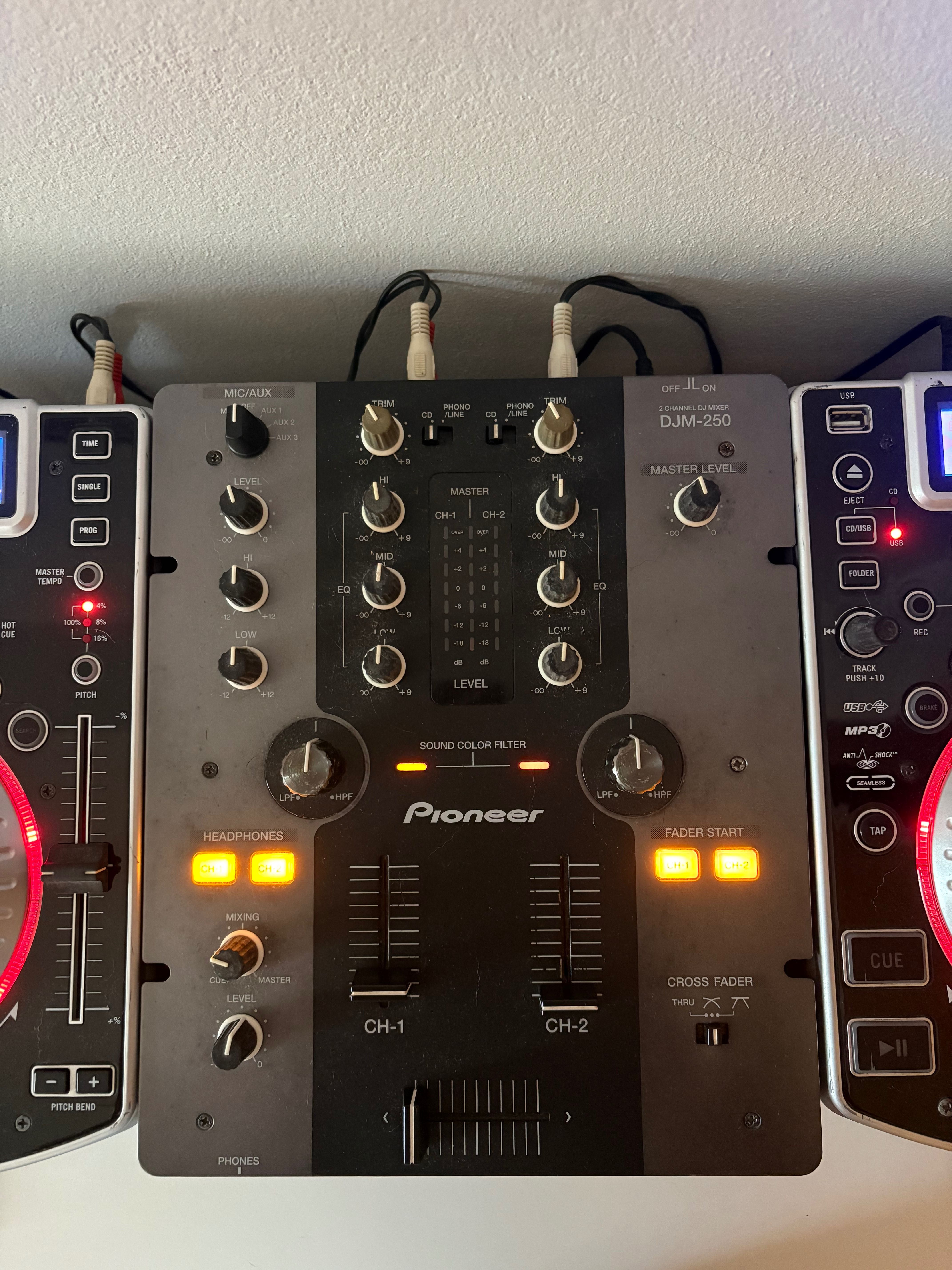 2 CDJ Numark + 1 mesa Pioneer