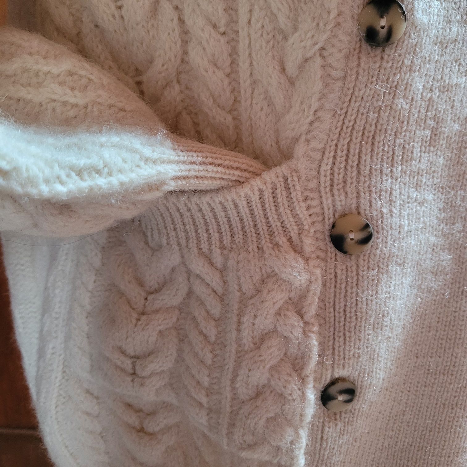 Piękny wełniany sweter warkocze perła