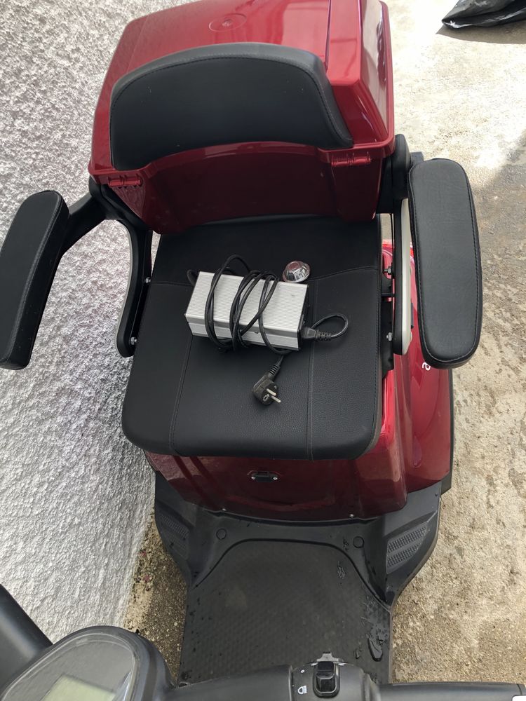 Scoter de mobilidade reduzida 4 rodas vermelha