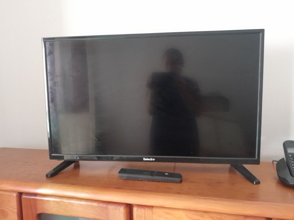 1tv pequena e 2tvs médias
