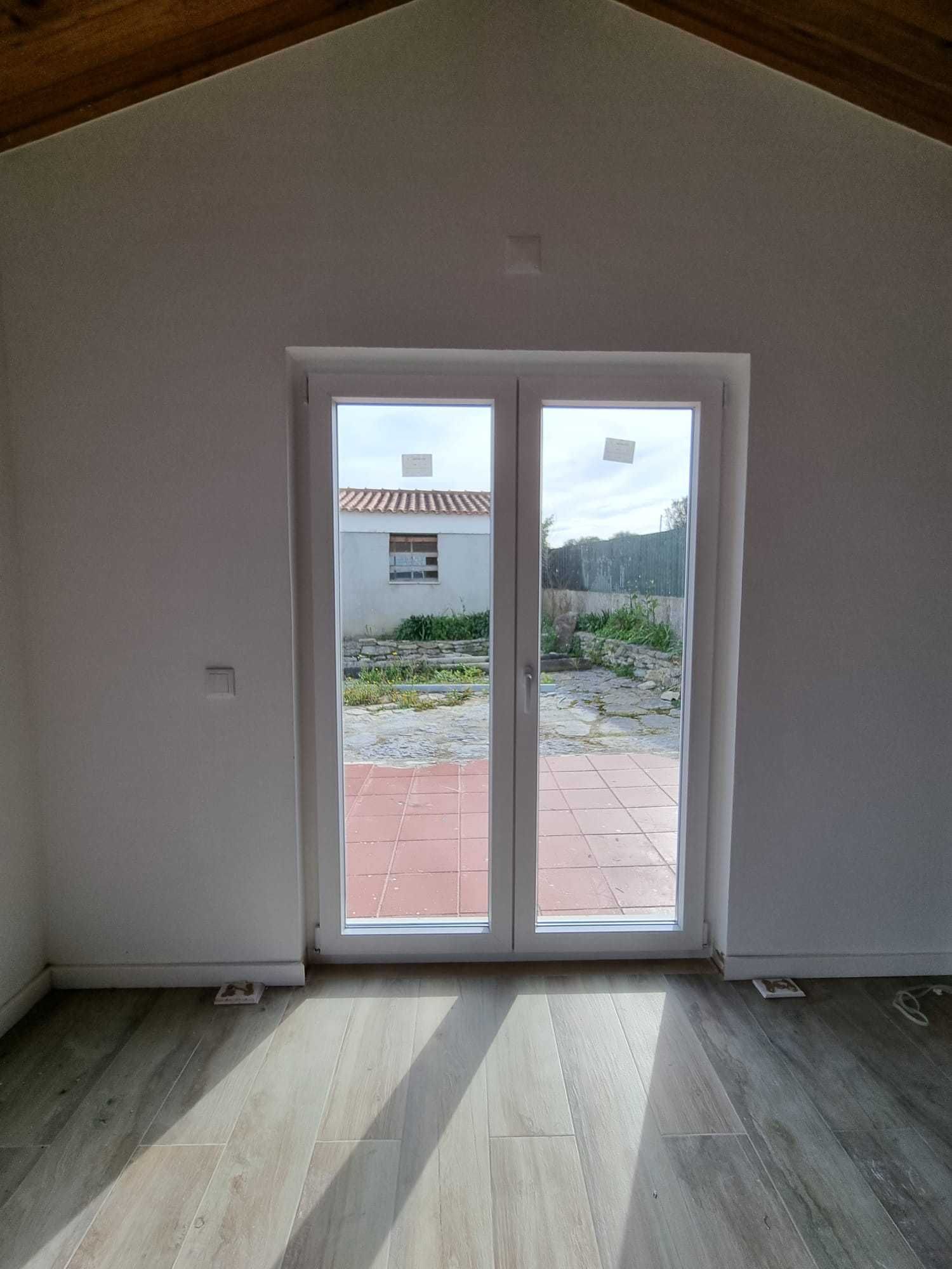 Janelas e portas em PVC, estores, Marquises, portadas em alumínio