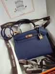 damską torebkę Hermes Kelly o średnicy 25 cm