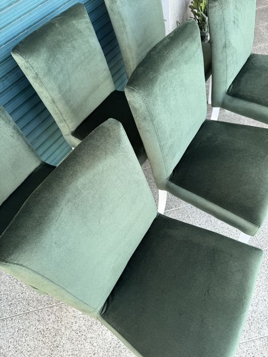 Cadeira estofada com pés lacado brilho