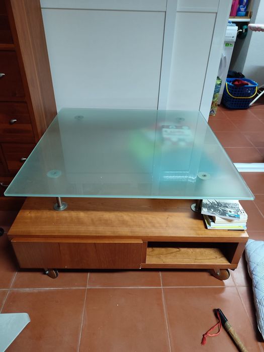 Mesa de centro com tampo de vidro
