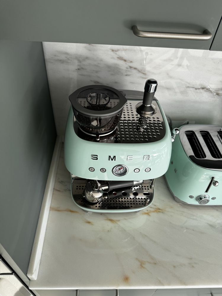 Máquina de café com moinho SMEG como nova