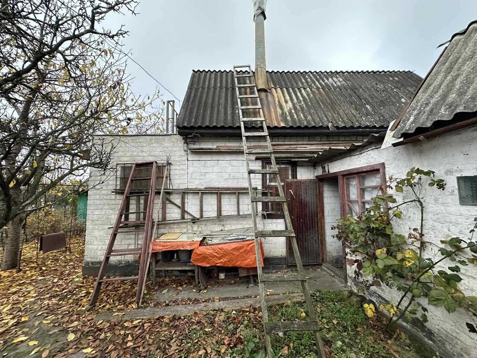 Продається будинок, складається з двох кімнат і кухні.