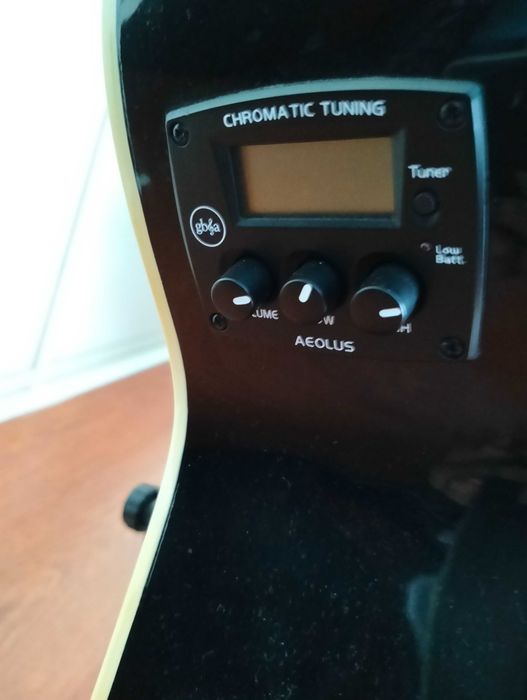 Guitarra eletroacústica folk