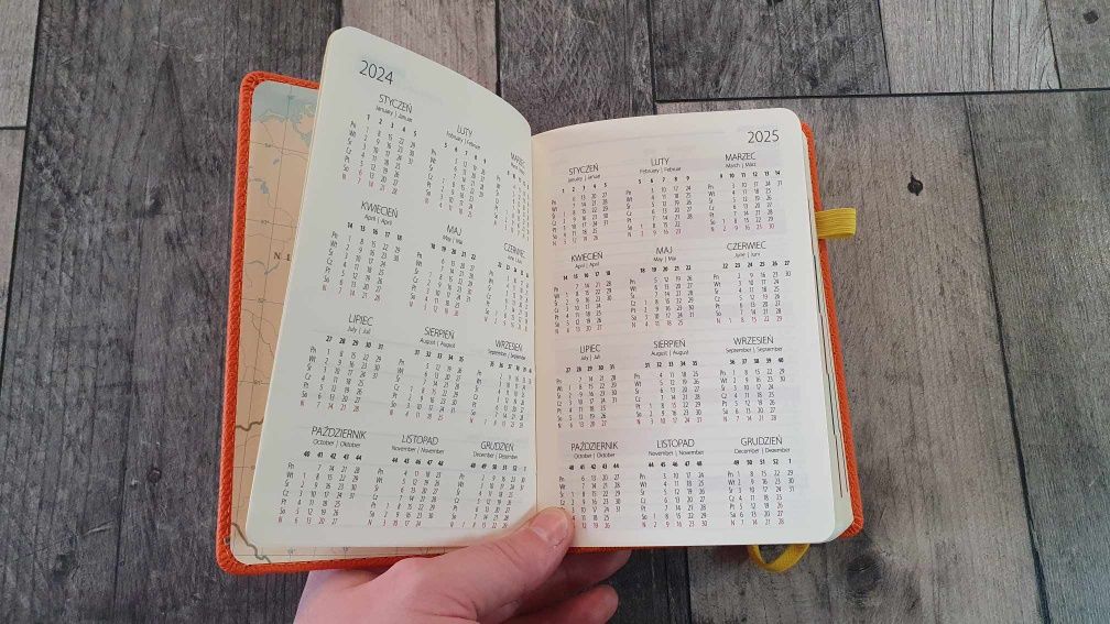 Kalendarz 2024r. z gumką i miejscem na długopis pomarańczowy NOWY!