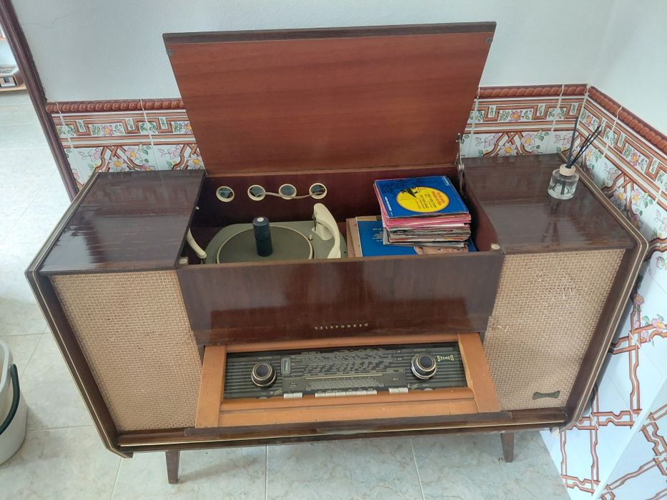 VENDO Aparador em Madeira com Gira-Discos e Rádio Integrado