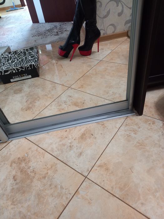 Чоботи осінь на каблучку та платформа стопи