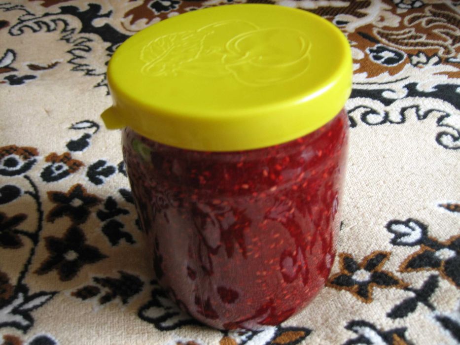 Малина. Перетерта з цукром. Малина перетертая с сахаром. Сырая малина.