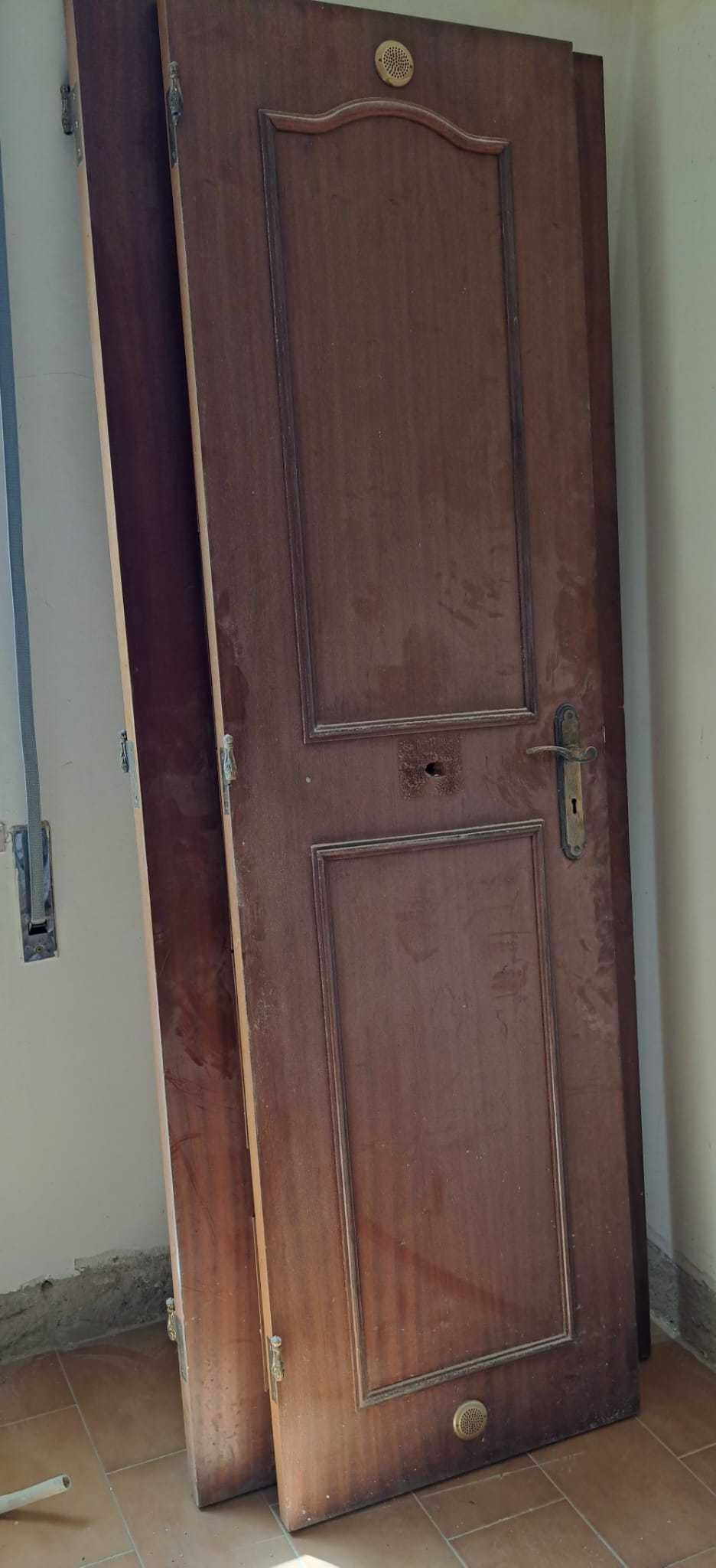 Portas de madeira com puxador