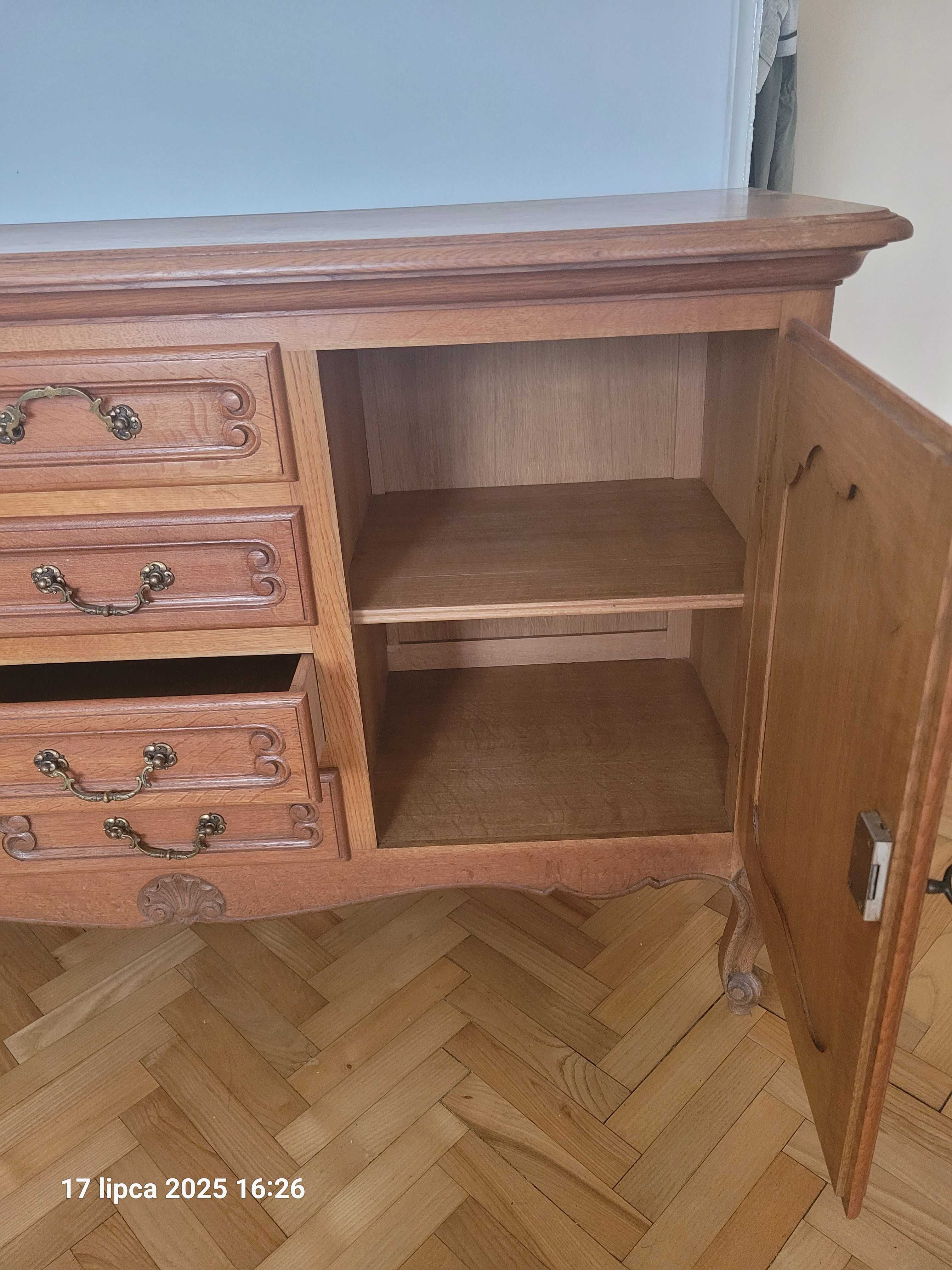Piękna drewniana komoda na ozdobnych nóżkach