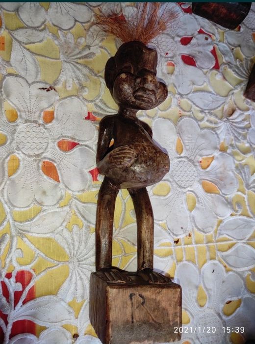 Pięć figurek afrykańskich
Lekkie drewno