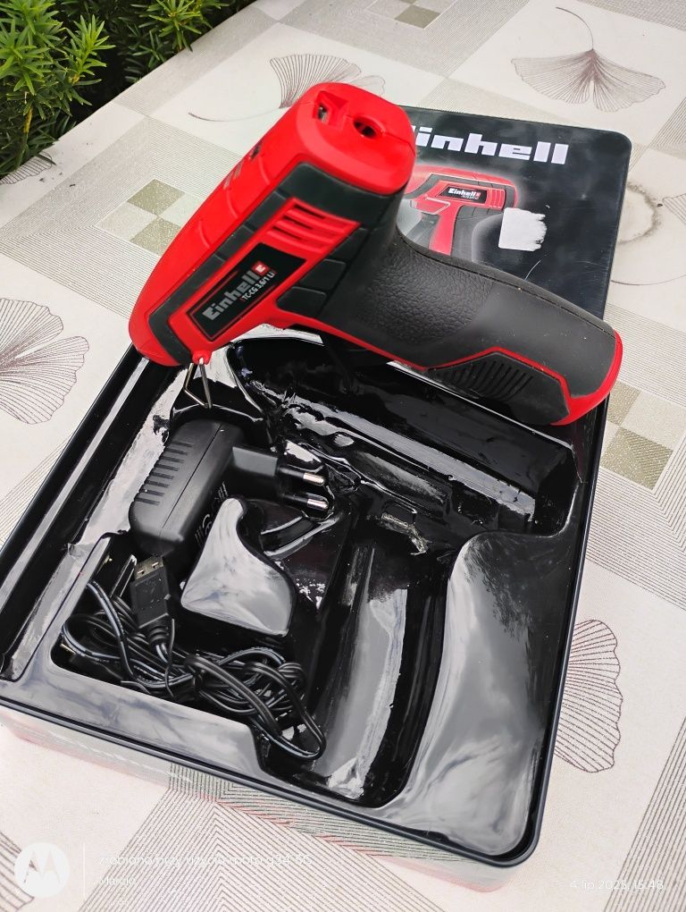 Pistolet na gorący klej .  Na baterie