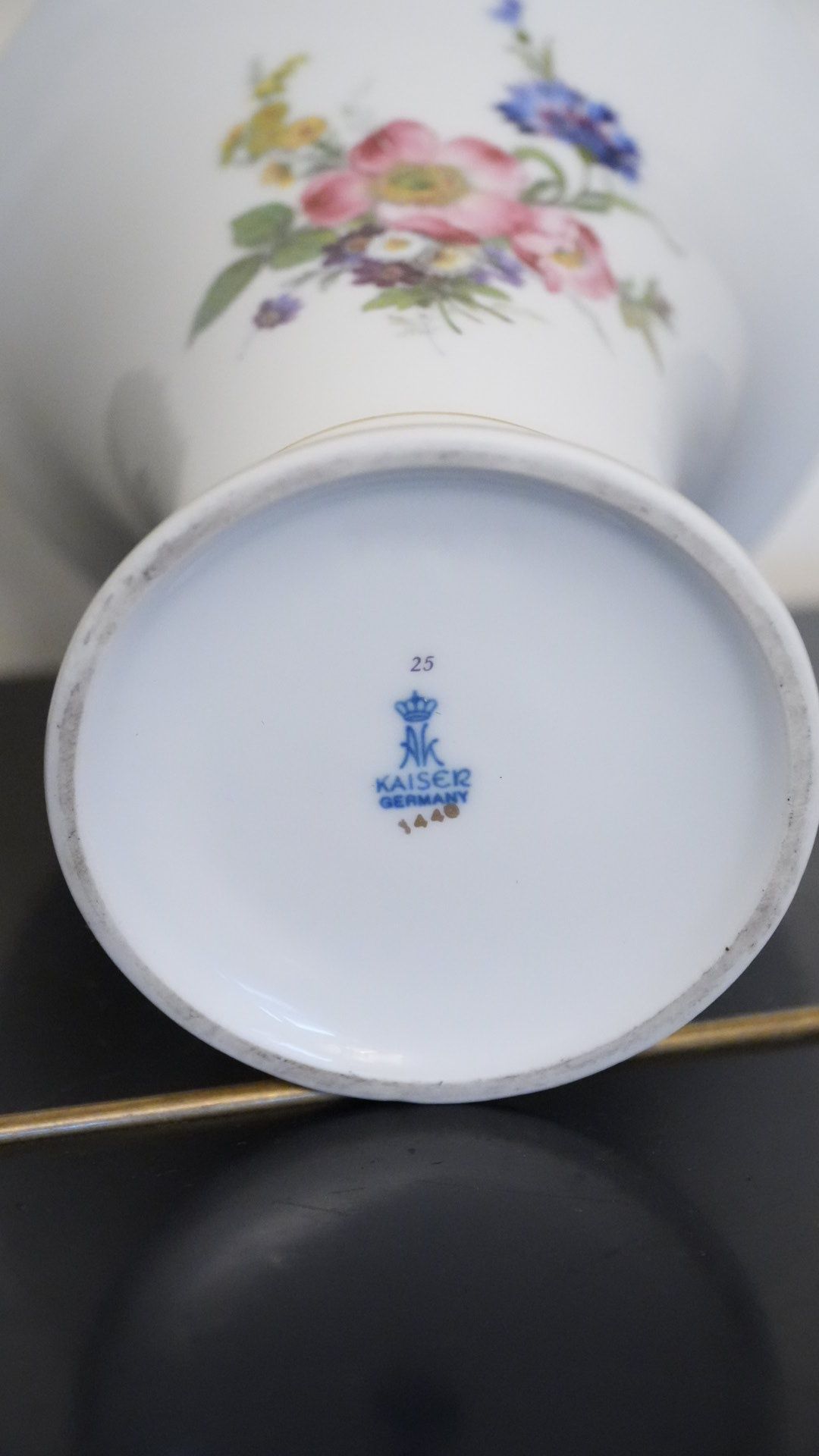 Zdobiony wazon porcelanowy Kaiser