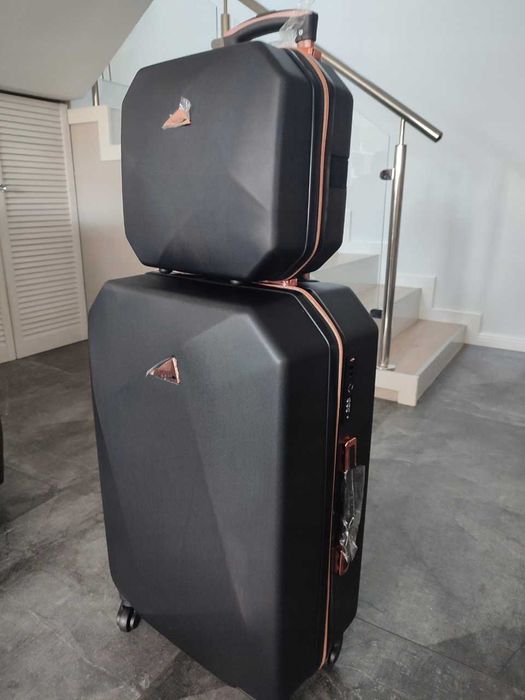 Duża walizka podróżna XL – elegancka, mocna, na 4 kółkach ABS