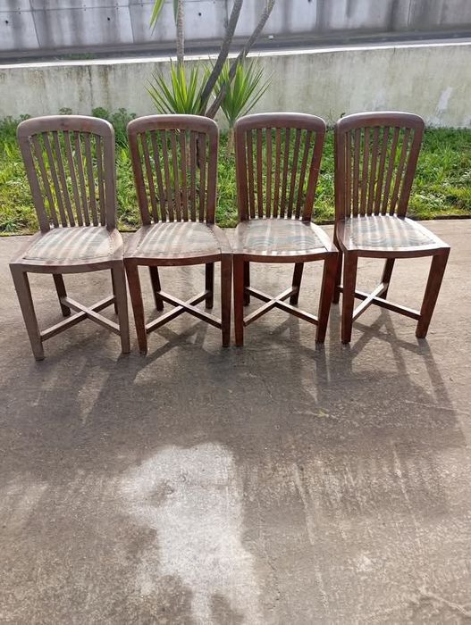 Vendo estas cadeiras muitas bonitas bom estado