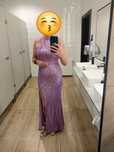 Elegancka sukienka z cekinami i rozcieciem