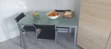 Mesa de vidro com e cadeiras