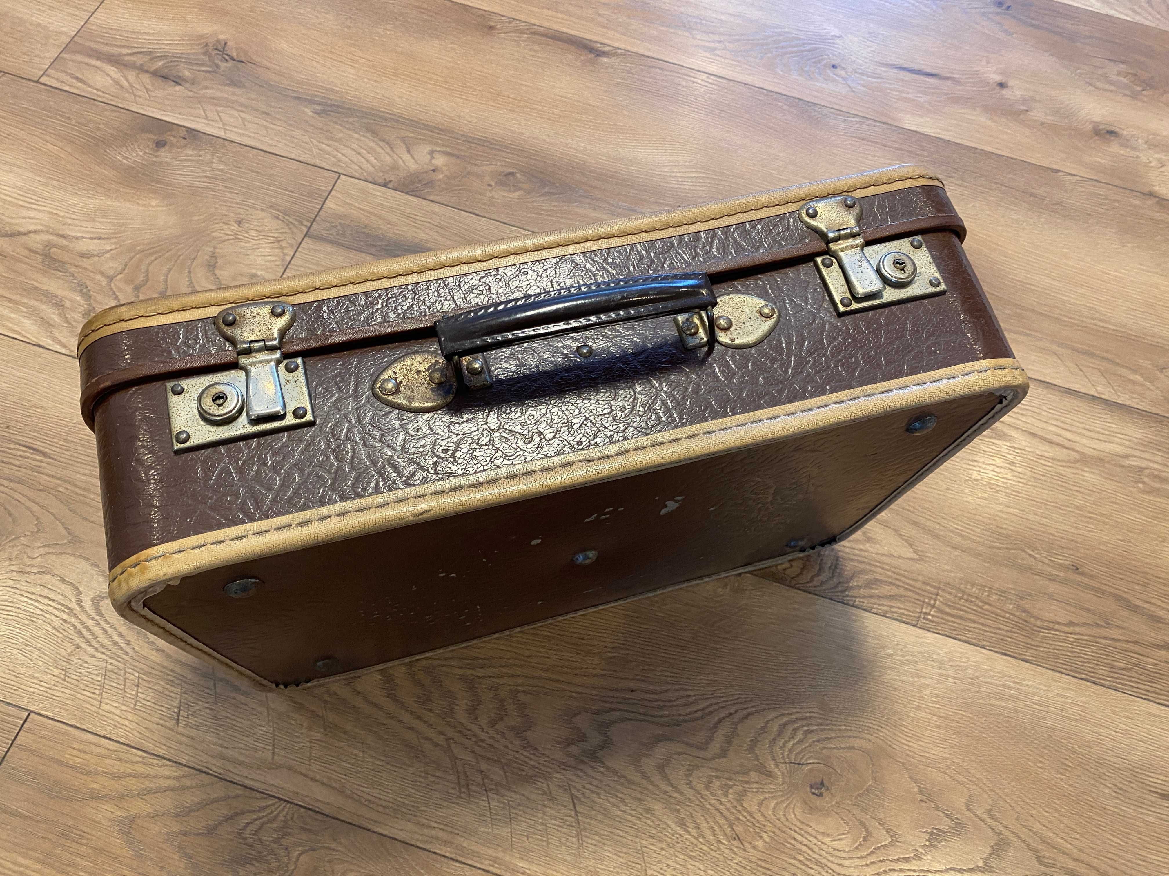 Stara walizka kufer PRL idealna do samochodu na zloty