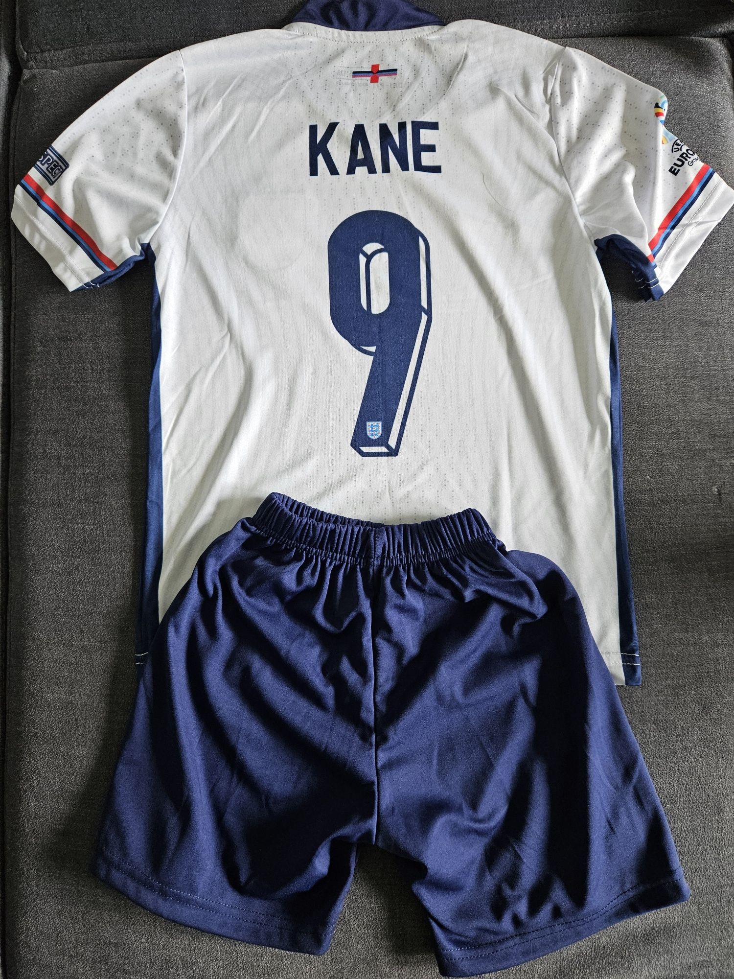 Kane 9, strój piłkarski naszywki, ROZMIAR 

 - ROZMIAR 128- 
Spodenki