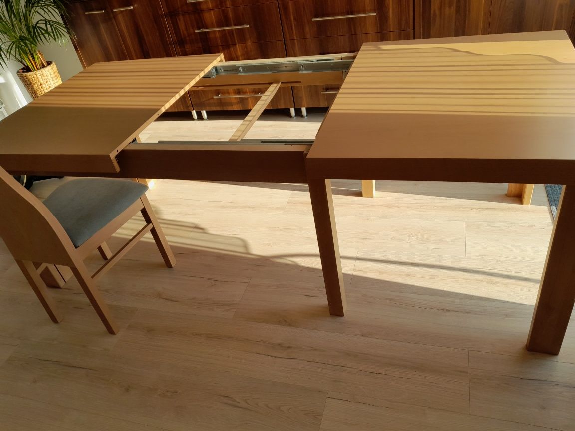 Stół drewniany, krzesła i ława