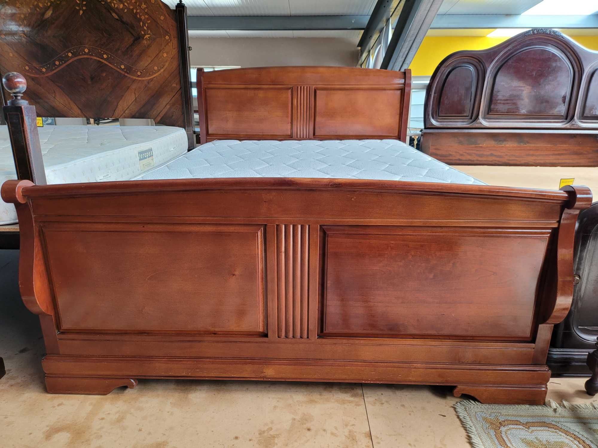 Excelente cama em madeira maciça com estrado e colchão - óptimo
