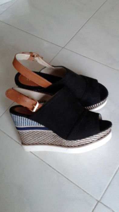 Sandálias pretas de Camurça e Cunha ( Novas )