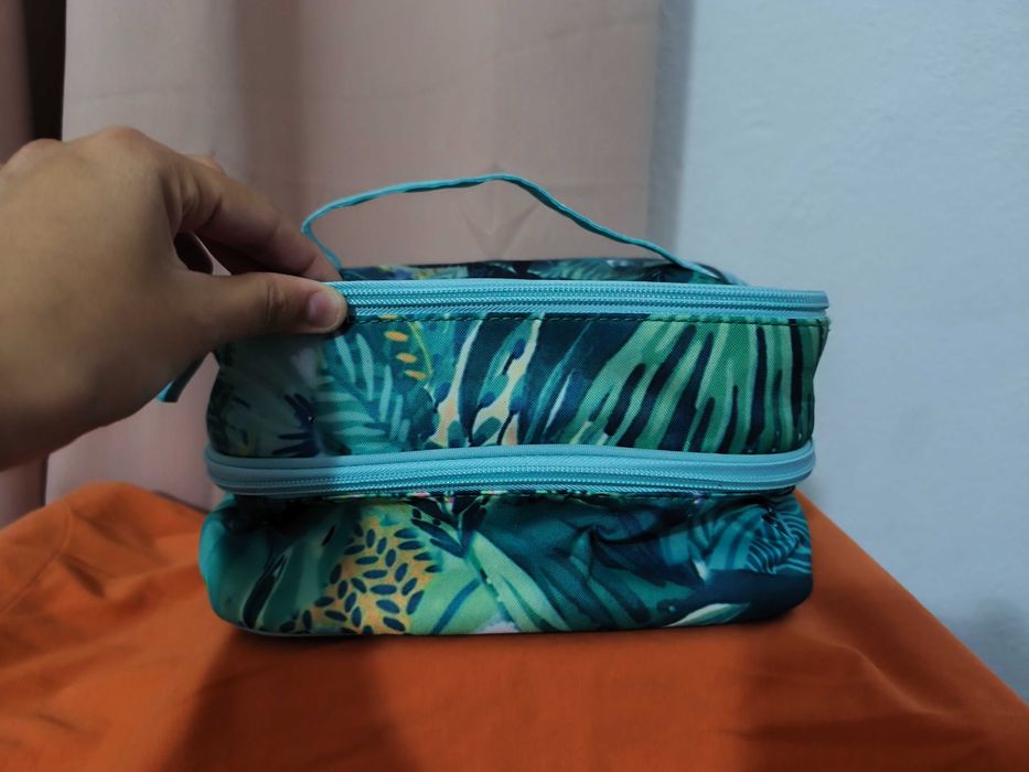 Bolsa de maquiagem acolchoada com duas aberturas com estampa florida