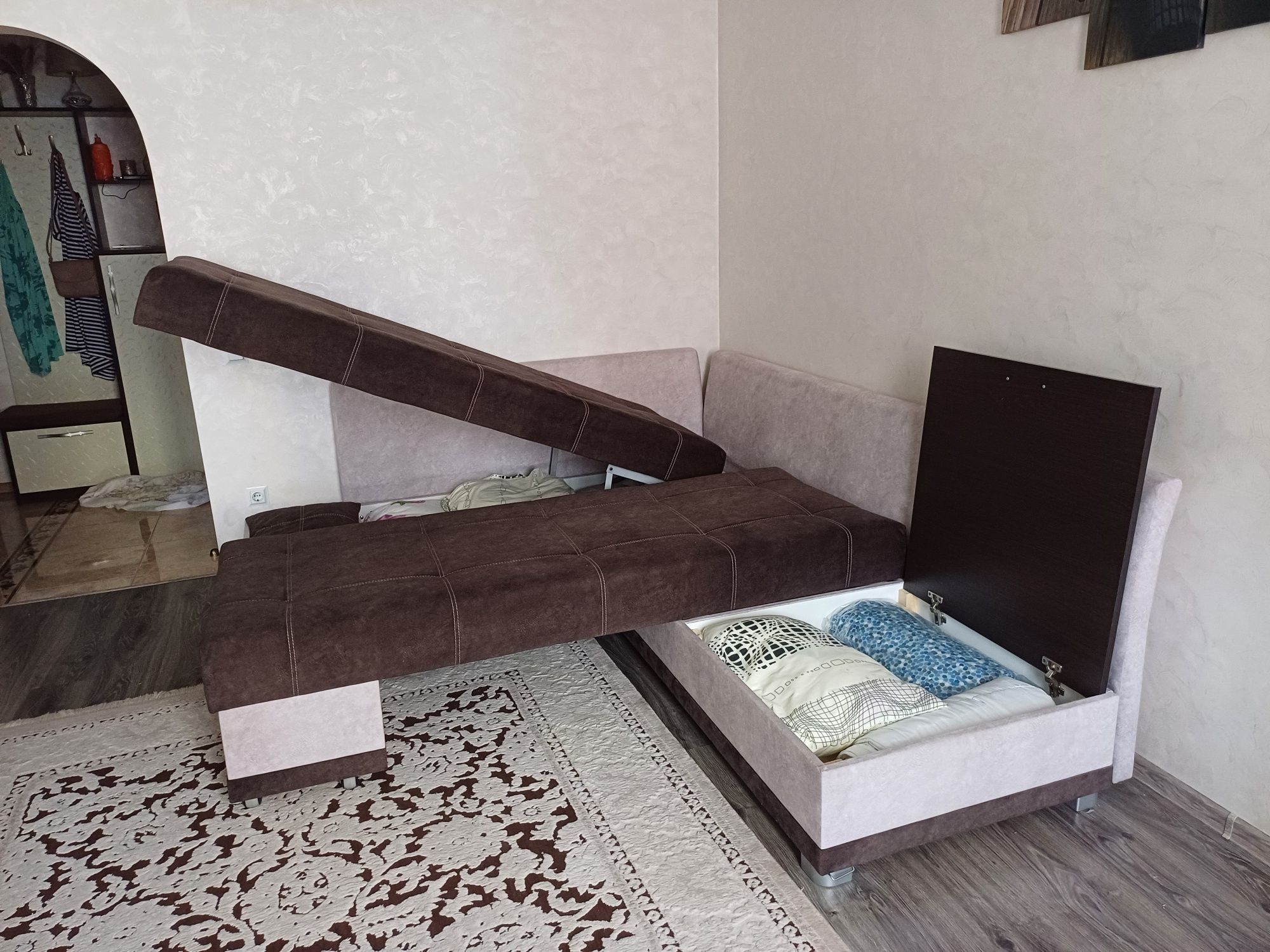 Диван кутовий з подушками
