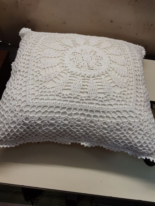 2 almofadas  em croché  bêje  claro iguais Par