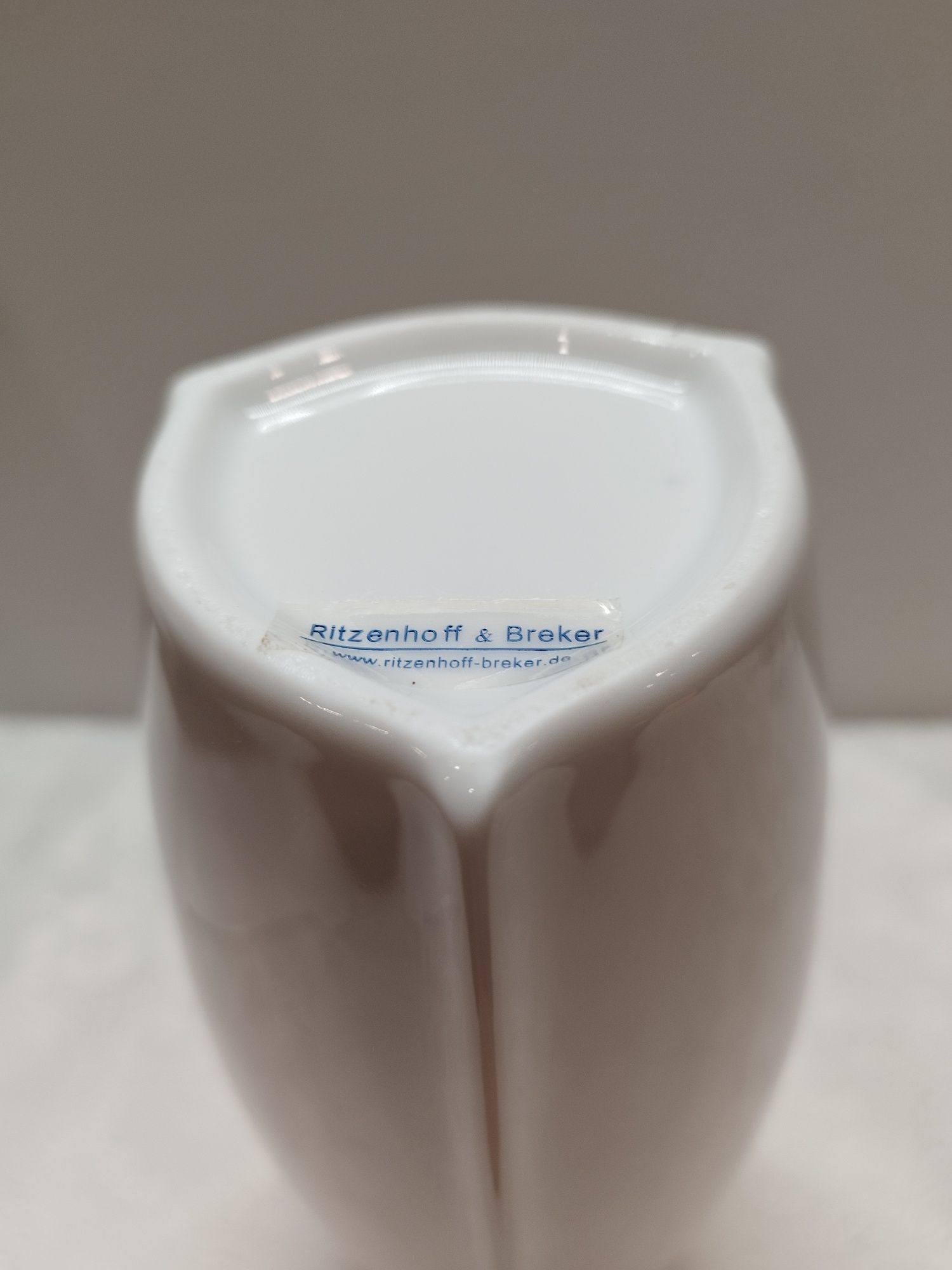 Biały porcelanowy wazon