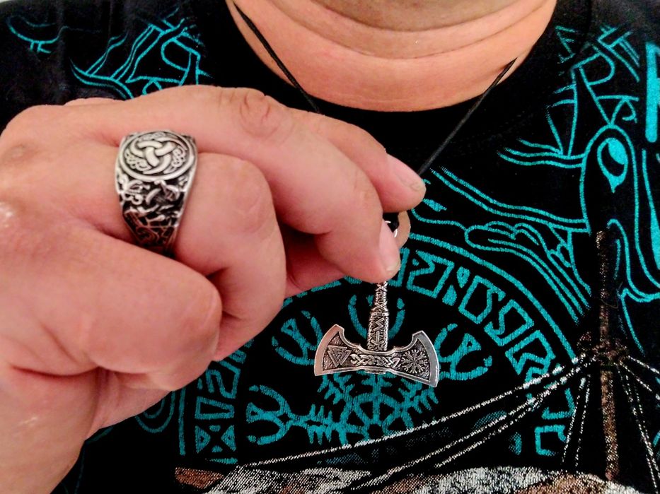 Runy magiczne nordyckie symbole topór Thor Odyn Wiking Valknut wisior