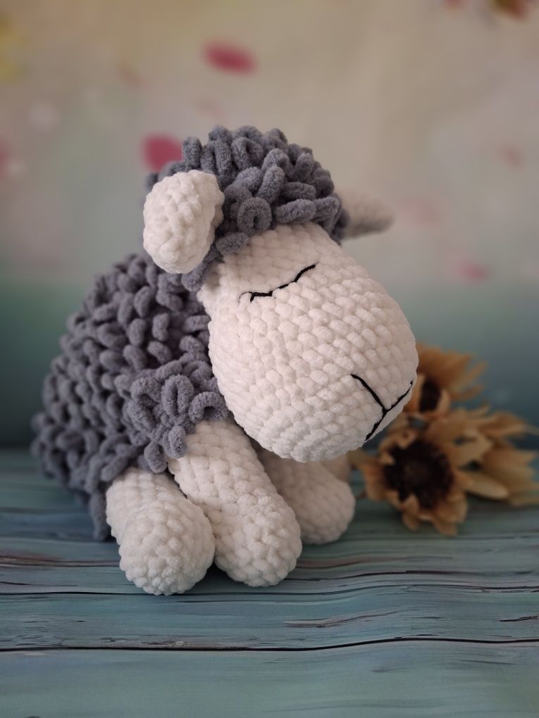 Śpiącą owieczka amigurumi