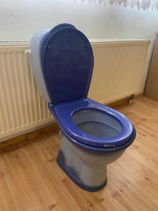 Sedes oraz umywalka z szafką