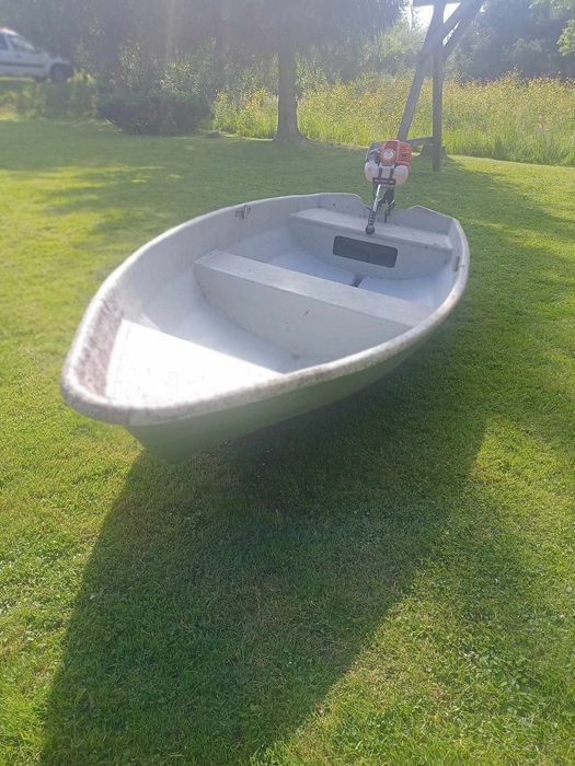 Łódka z silnikiem spalinowym