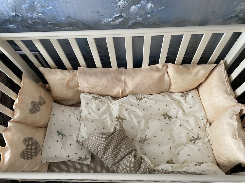 Детская кроватка и постельное белье