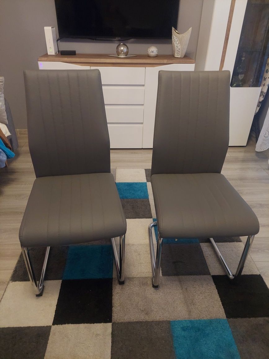 Komplet krzesł jadalnia salon