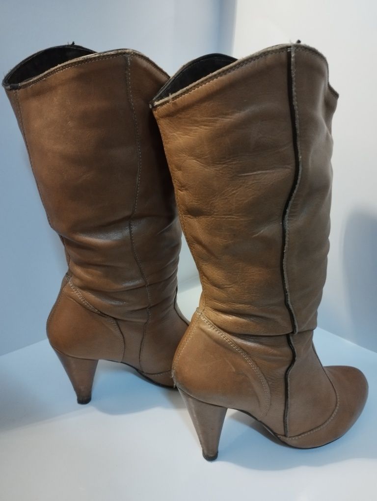 Botas de senhora em pele