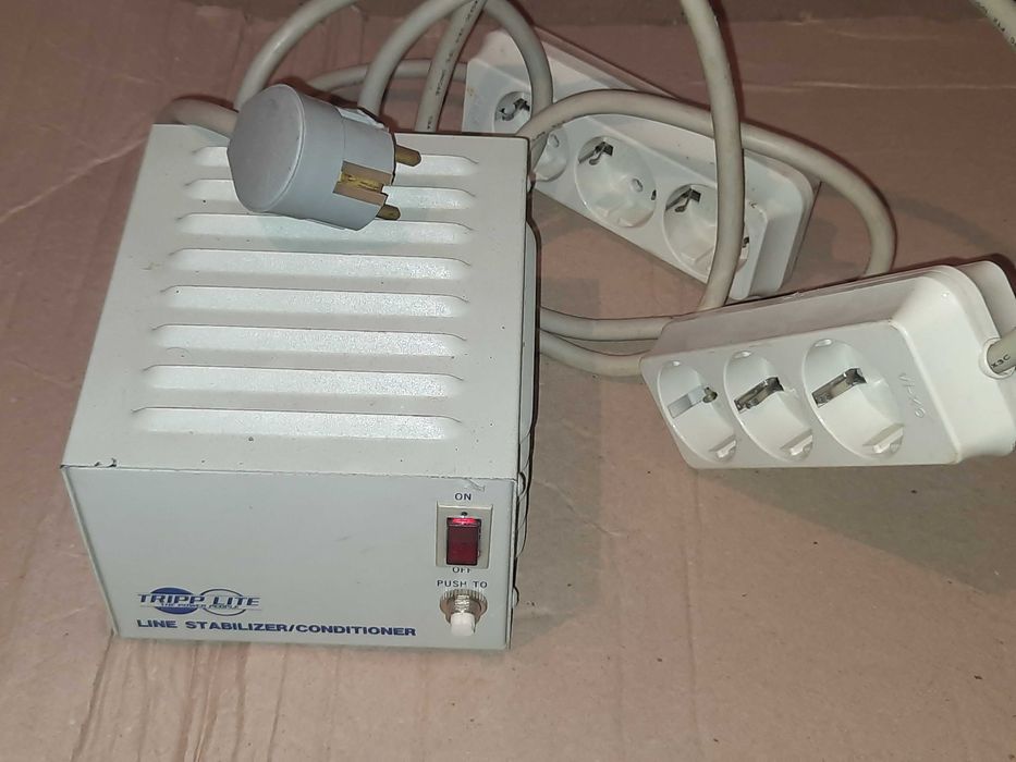 Стабилизатор/кондиционер электропитания Tripp Lite.