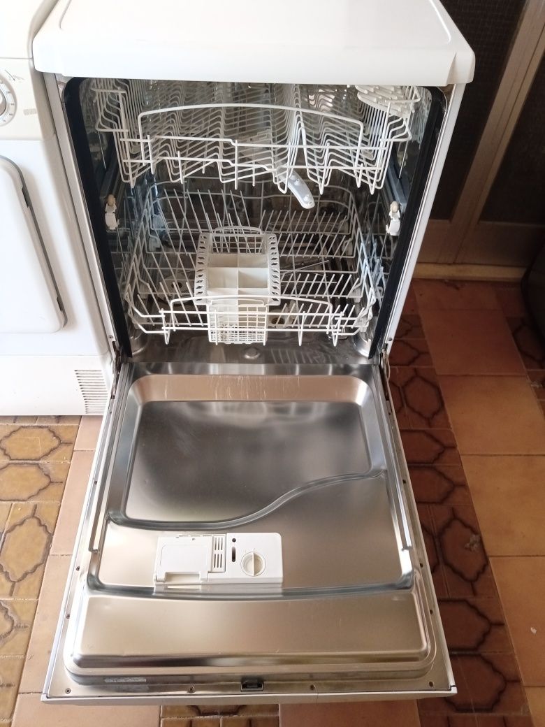 Máquina de lavar loiça Indesit