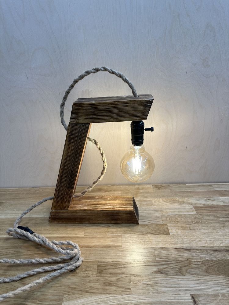 Drewniana lampka opalana z sznurem jutowym