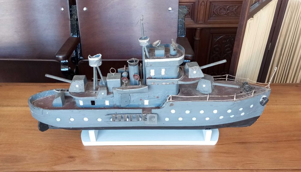 Antigo barco contratorpedeiro Português em madeira