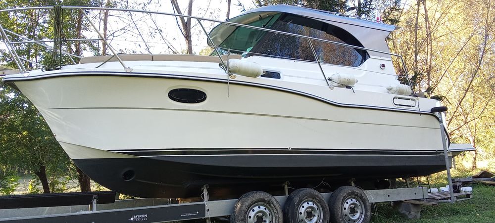 Jacht motorowy, łódź motorowa, piękny Cruiser diesel