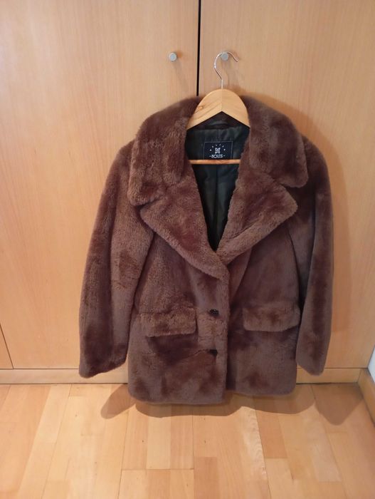 Casaco médio castanho em pêlo