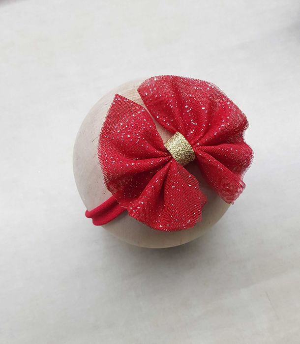 Czerwona opaska kokardka błyszcząca na święta sesję zdjęciową