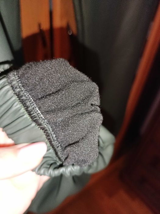 Modne spodnie bojówki z eco skóry M-L